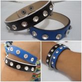 Pulseiras em couro e strass